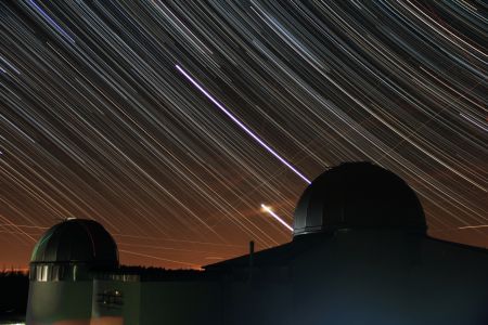 Sternstrichspuren über der Sternwarte