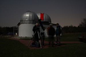Beobachter vor der Sternwarte (Achim Heep, VAS e.V.)